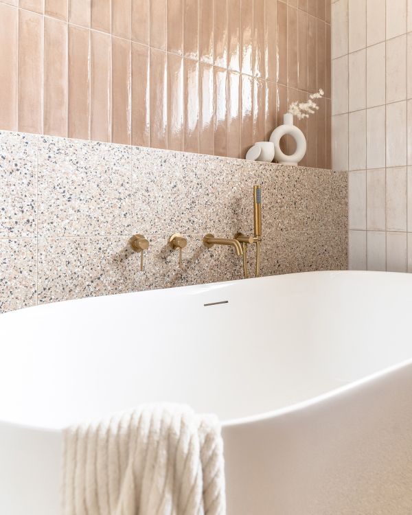 Glacier Freestanding Bath Lifestyle Close Up